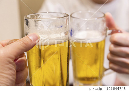 生ビールで乾杯をする手元 生ビールで乾杯をする手元 101644743