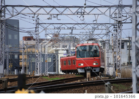 線路を走る名鉄電車 101645366