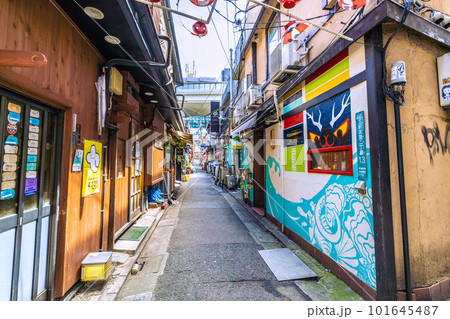 日本の東京都市景観 三軒茶屋駅すぐの飲み屋街「三茶3番街」(三軒茶屋三角地帯)などを望む 日本の東京都市景観 三軒茶屋駅すぐの飲み屋街「三茶3番街」(三軒茶屋三角地帯)などを望む 101645487