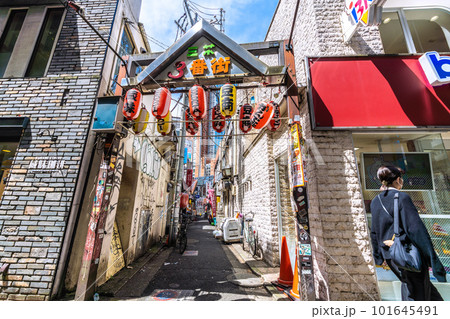 日本の東京都市景観 三軒茶屋駅すぐの飲み屋街「三茶3番街」(三軒茶屋三角地帯)などを望む 日本の東京都市景観 三軒茶屋駅すぐの飲み屋街「三茶3番街」(三軒茶屋三角地帯)などを望む 101645491