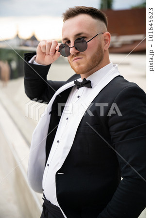 handsome fashionable guy dressed in retro style with glasses and cane 101645623
