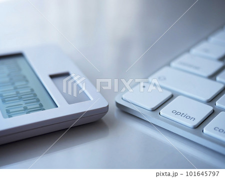 テーブルに置かれたキーボードと電卓 101645797