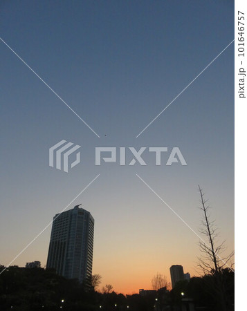 夕日に染まるマンション 夕日に染まるマンション 101646757
