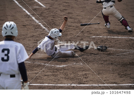 スライディングでホームイン（高校野球） 101647498