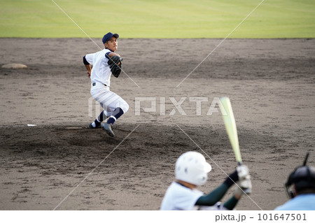 左投手の投球（高校野球） 101647501