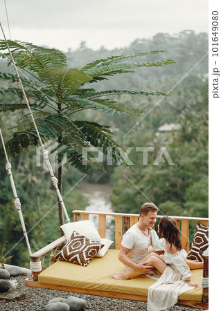 couple relaxing at an amazing beach club in Bali indonesia 101649080