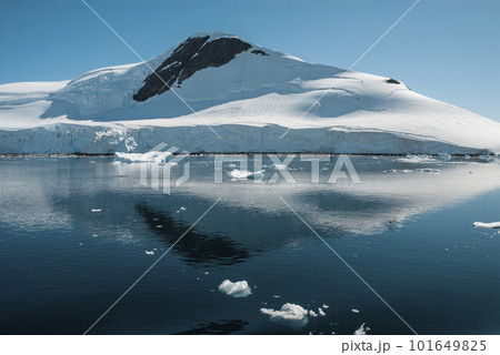 Lemaire strait coast, mountains and icebergs, Antartida 101649825