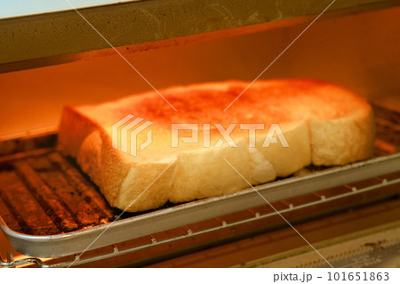 オーブントースターで焼いた焼きたての食パン 朝食 01 オーブントースターで焼いた焼きたての食パン 朝食 01 101651863