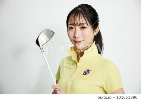 ゴルフをする女性 101651890