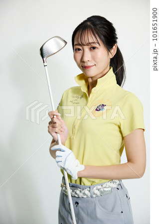 ゴルフをする女性 101651900