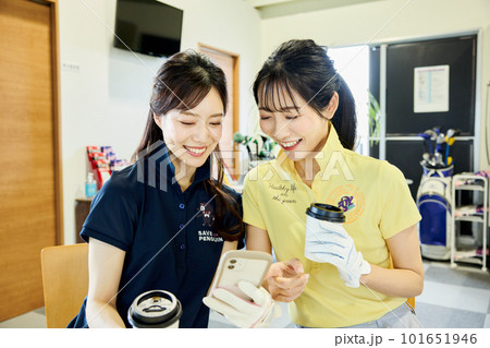 ゴルフをする女性 101651946