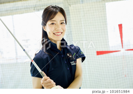 ゴルフをする女性 101651984