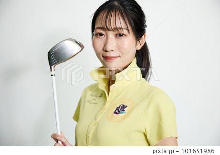 ゴルフをする女性 101651986