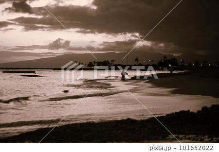 ハワイのワイキキ ビーチの夕景　モノクローム 101652022