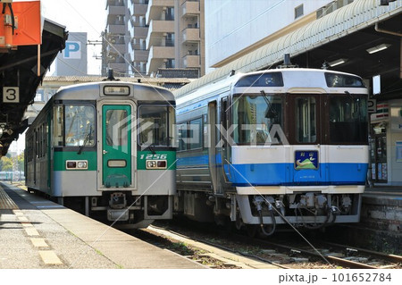 【JR四国】1200形とキハ185系「剣山」(徳島線:徳島駅) 【JR四国】1200形とキハ185系「剣山」(徳島線:徳島駅) 101652784