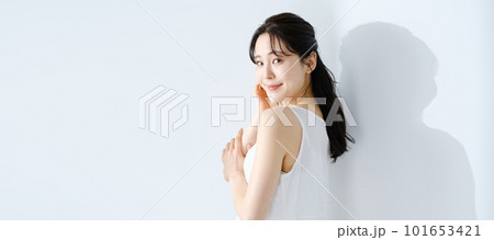 女性　ビューティー　UVケア 101653421