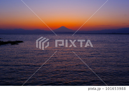 夕暮れの湘南の海と富士山 101653988