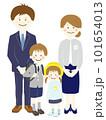 幼稚園の入園式と小学校の入学式の家族 101654013