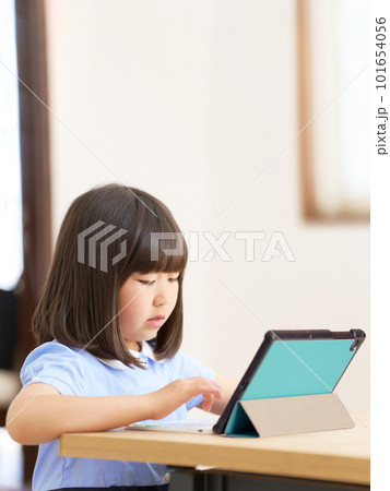 タブレットPCを使う幼い女の子 ライフスタイル イメージ タブレットPCを使う幼い女の子 ライフスタイル イメージ 101654056
