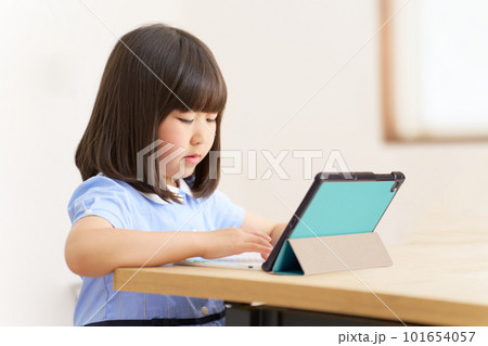 タブレットPCを使う幼い女の子 ライフスタイル イメージ タブレットPCを使う幼い女の子 ライフスタイル イメージ 101654057