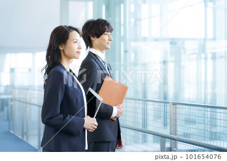 働く男女のポートレート 働く男女のポートレート 101654076