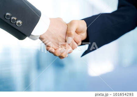 握手するビジネスマンの手元 101654293
