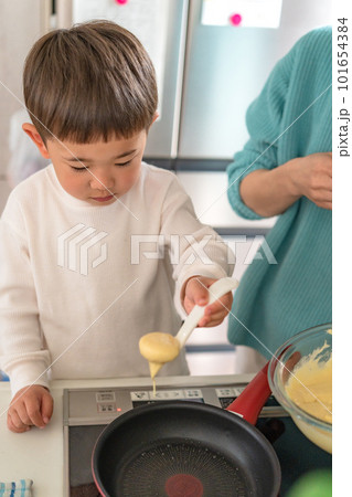 キッチンでお菓子作りをする親子 キッチンでお菓子作りをする親子 101654384
