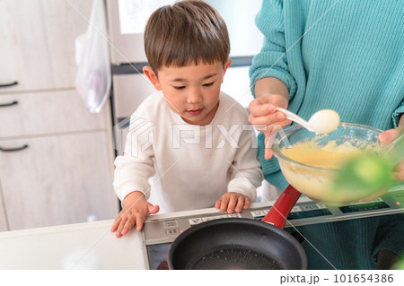 キッチンでお菓子作りをする親子 キッチンでお菓子作りをする親子 101654386