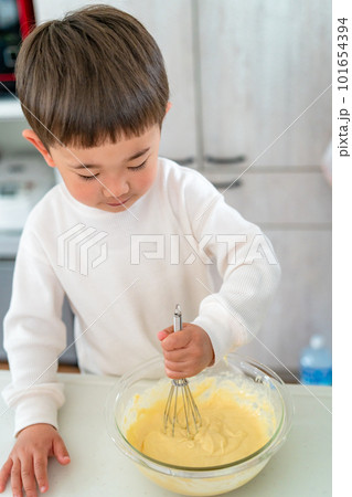 キッチンでお菓子作りをする親子 キッチンでお菓子作りをする親子 101654394