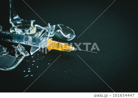 注射器と割れたガラス　薬害や危険のある医薬品のイメージ写真 101654447