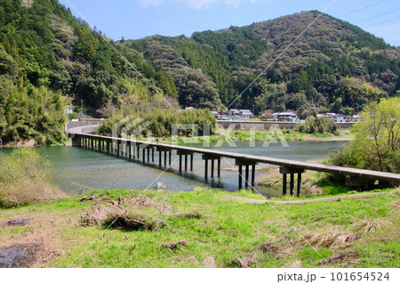 名越屋沈下橋・仁淀川(高知県・日高村) 名越屋沈下橋・仁淀川(高知県・日高村) 101654524