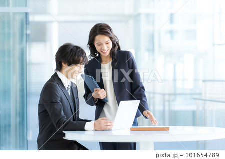 働く男女のポートレート 働く男女のポートレート 101654789
