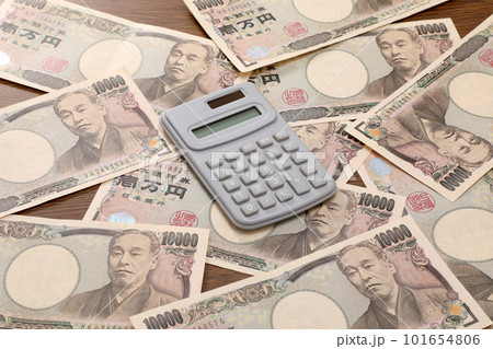 敷き詰められた一万円札 101654806