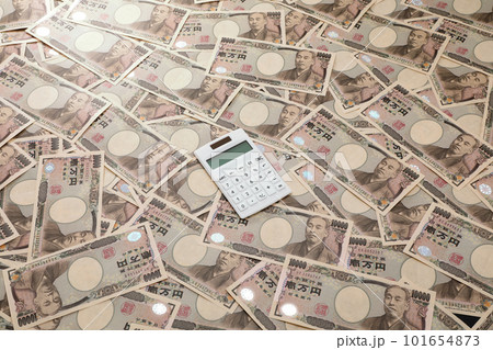 敷き詰められた一万円札 101654873
