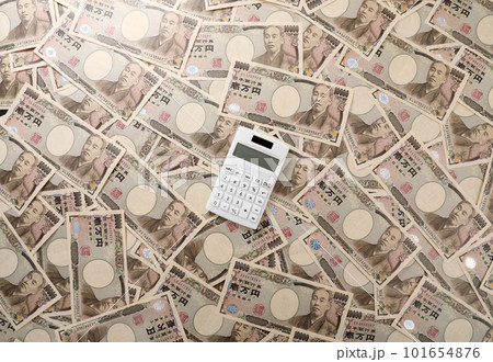 敷き詰められた一万円札 101654876
