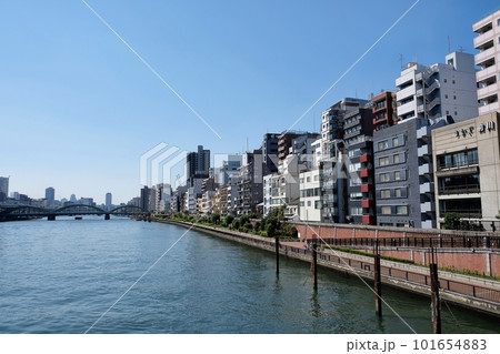台東区駒形の街並みと隅田川 101654883