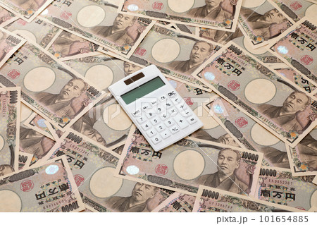 敷き詰められた一万円札 101654885