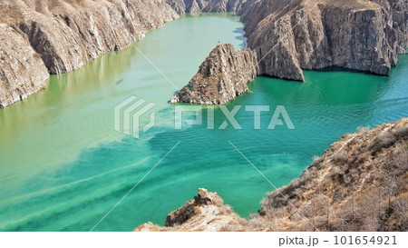 エメラルドグリーンの川の合流 101654921