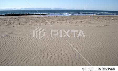 砂浜の砂紋と青い海 砂浜の砂紋と青い海 101654966