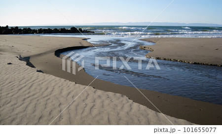 砂浜の砂紋と青い海 砂浜の砂紋と青い海 101655077