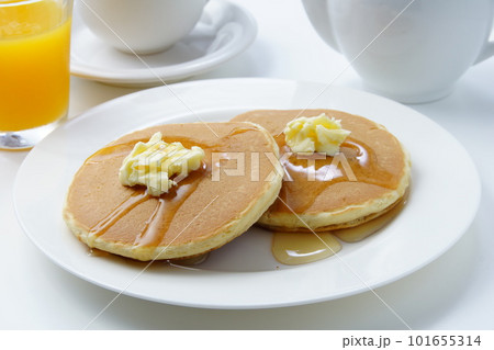 パンケーキにバターとシロップ 101655314