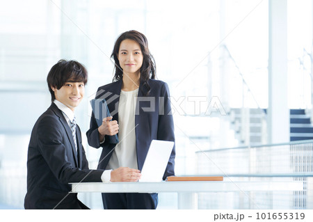 後輩を指導するビジネスパーソン 101655319