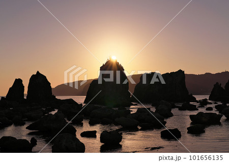 【橋杭岩 (日の出)】 和歌山県東牟婁郡串本町くじの川 101656135