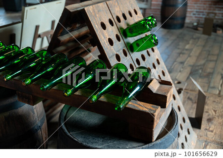 ワイナリー見学 ワインボトル ワイナリー見学 ワインボトル 101656629