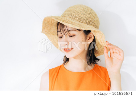 麦わら帽子をかぶった若い女性 麦わら帽子をかぶった若い女性 101656671