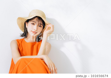 麦わら帽子をかぶった若い女性 101656674