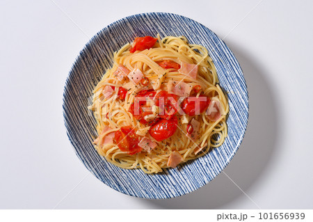 ミニトマトとベーコンのパスタ 101656939