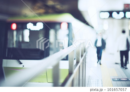 地下鉄と乗客 ぼかしイメージ 101657057