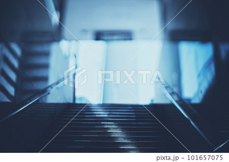 薄暗い階段と地上の光 ぼかし風景 101657075