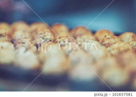 鉄板の上のタコ焼き 101657081